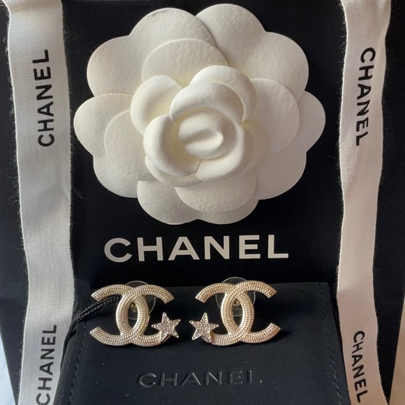 ⭐️ CHANEL CC EARRINGS WITH STARS ⭐️ NWT ⭐️ - Picture 10 of 16
